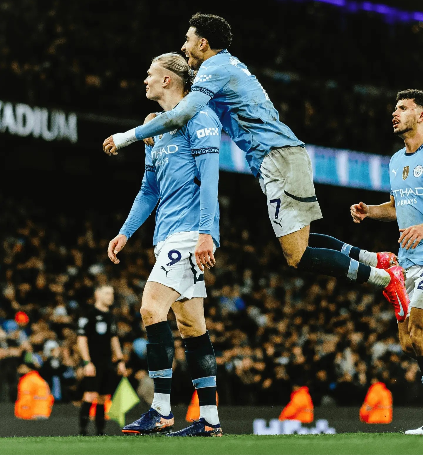 曼城轻取塞维利亚,戈麦斯带队取胜 曼城轻取塞维利亚,戈麦斯带队取胜