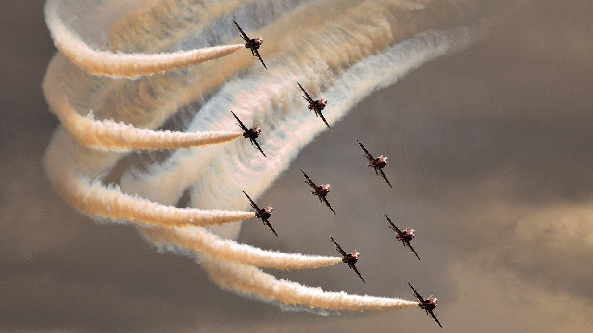 当F1新赛季的轮胎尖叫，遇见莱万的进球狂啸